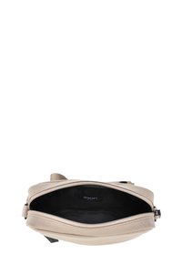 Borsa a tracolla beige realizzata in tessuto morbido con chiusura zip. Presenta un ampio interno nero e un design semplice e lineare.