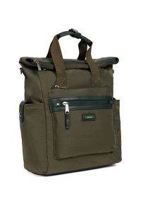Zaino in nylon verde oliva con accenti in verde scuro a contrasto, chiusura roll-top, tasca frontale con zip e due tasche laterali a scomparsa.