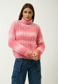 Roze gestreept coltrui gemaakt van zacht, donzig materiaal; heeft een geribde kraag en een losse pasvorm met lange mouwen.