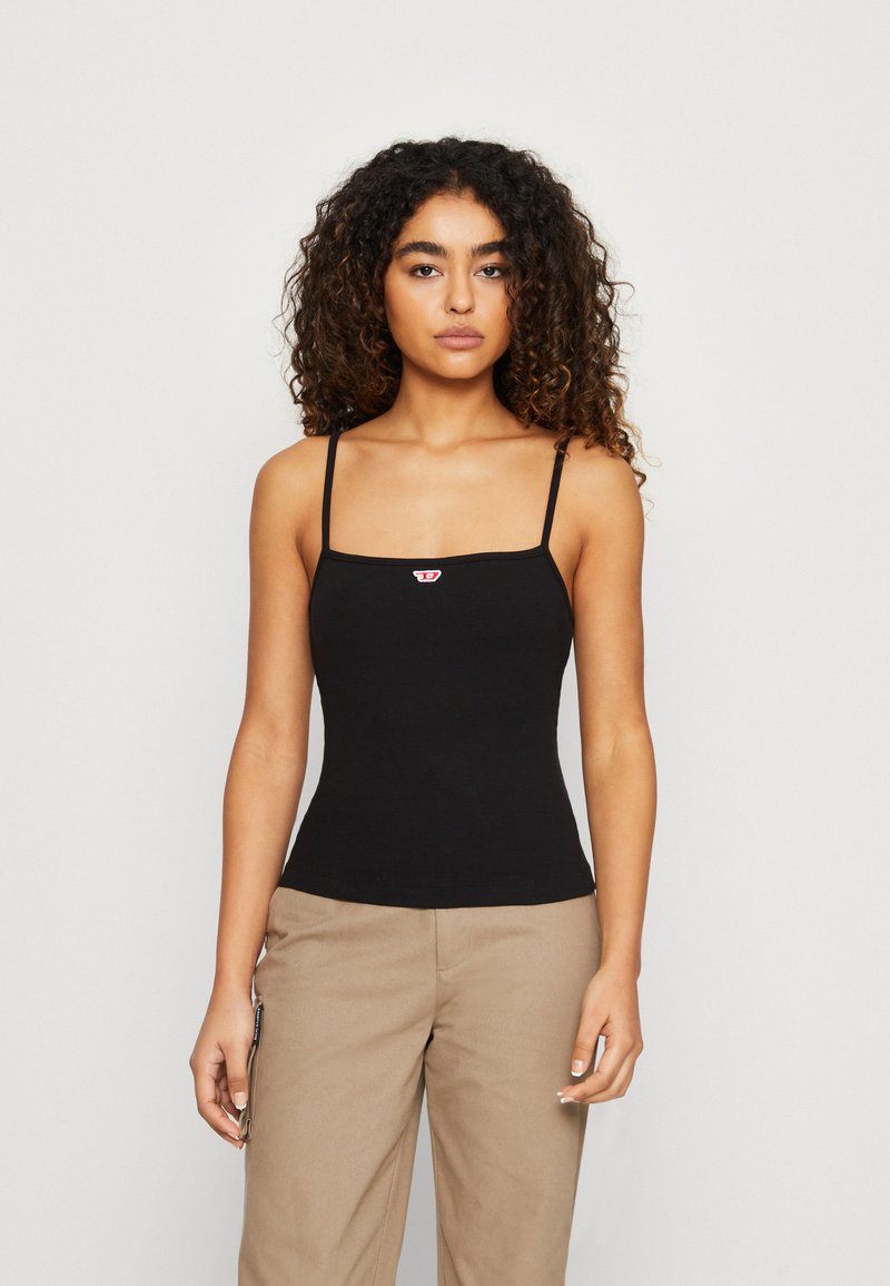 Camisola preta ajustada com alças finas, apresentando um pequeno detalhe em logótipo vermelho no peito. Textura suave e design ajustado.