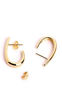 Orecchini a cerchio in oro con design lisci e curvi; un orecchino è più grande con un perno, mentre l'altro, più piccolo, ha una chiusura a clip.
