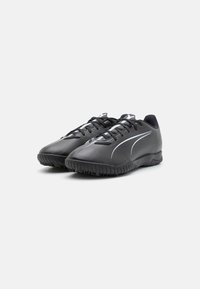 Scarpe sportive nere con una tomaia sintetica testurizzata, design con lacci, dettagli bianchi e suola in gomma decorata per una presa migliore.