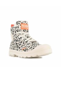 Zapatillas altas en blanco con estampado de leopardo negro, que cuentan con un parche de logo naranja, cordones blancos y una suela de goma texturizada.