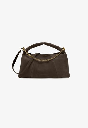 Braune Wildleder-Handtasche mit strukturiertem Design, ausgestattet mit kurzem Griff und einem goldenen Kettenakzent. Strukturierte Oberfläche mit Nahtdetails.