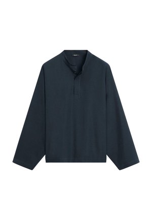 Mørk marineblå langærmet skjorte med mandarinkrave og kort knapstolpe, vist fladt på en hvid baggrund.