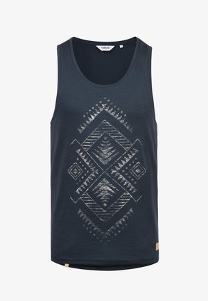 Námořnická modrá bezrukávová tílko s stříbrným geometrickým vzorem, vyznačující se trojúhelníkovými a diamantovými tvary. Jemná textura s detailem loga na štítku.