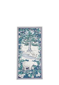 Tørklæde med illustration af to isbjørne, en i forgrunden og en nær et stort fyrretræ, omgivet af grønne blade og hvide blomster.