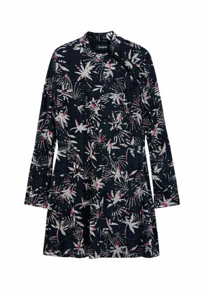 Abito in tessuto nero con maniche lunghe, caratterizzato da un motivo floreale in bianco e rosa. Include un colletto alto e spaccature laterali.