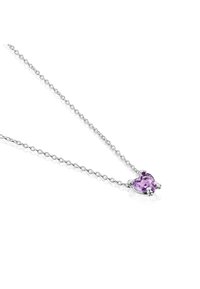 Collar de cadena de plata con un colgante de gema morada en forma de corazón, sujetado con garfios, acabado pulido y diseño de eslabones simple.