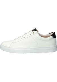 Sneaker in pelle bianca con design elegante, punta arrotondata, suola bianca piatta, accento nero sul tallone e lacci bianchi piatti. Presenta un logo sul tallone.