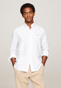 Tommy Hilfiger SOLID HERITAGE OXFORD SHIRT - Marškiniai - optic white