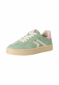 Baskets en suède vert avec accents roses, lacets crème, design texturé et semelle en caoutchouc beige contrastante. Présente un détail de logo sur le côté.