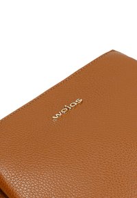 Portafoglio in pelle marrone con texture e finitura liscia, dettagli in oro. Forma rettangolare compatta con bordi puliti e design minimalista.