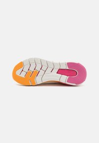 Sole di sneaker Reebok in plastica bianca con accenti arancioni, rosa e gialli; presenta scanalature testurizzate e dettaglio del logo.