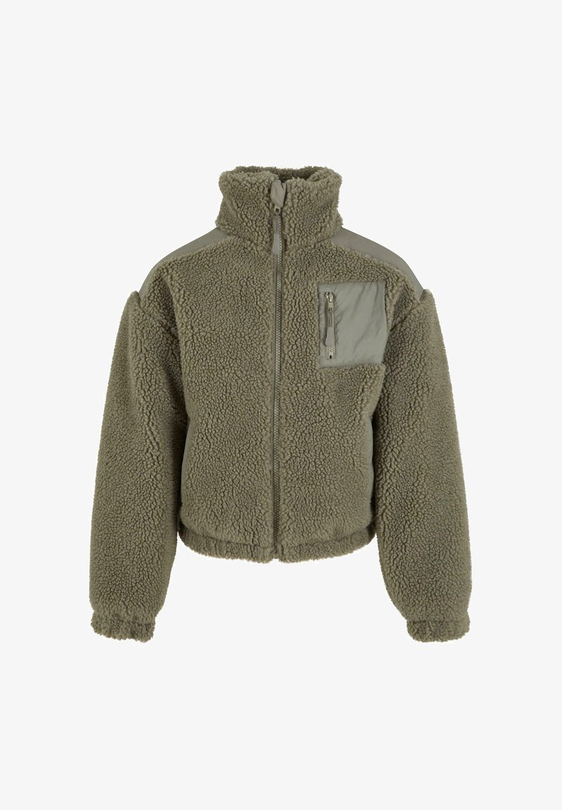 Fleece jaka olīvzaļā krāsā ar augstu apkakli, rāvējslēdzēju un kabatu ar ielāpu. Iespējas teksturēta auduma un kontrastējoši plecu paneļi.