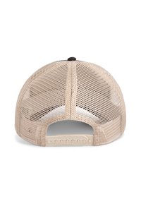 Gorra de malla beige con una correa ajustable de plástico. Forma redondeada y agujeros de aire prominentes en la parte trasera. Presenta un botón negro en la parte superior.
