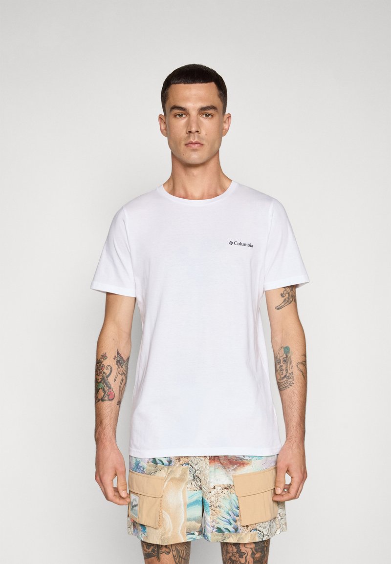 Weißes kurzärmliges T-Shirt aus Baumwolle. Hat einen runden Halsausschnitt und einen kleinen Logo-Druck auf der linken Brustseite. Glatte Textur.