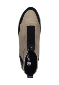 Beige Wildleder-Stiefeletten mit schwarzen Lederakzenten, ausgestattet mit einem Reißverschluss vorne und runder Spitze, strukturiertem Obermaterial und einem Logo auf der Innensohle.