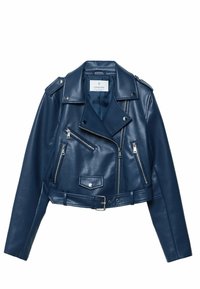 Veste de biker cropped en simili cuir bleu avec fermeture éclair asymétrique, col à patte pressionnée, et deux poches avant zippées. Détail de taille ceinturée inclus.