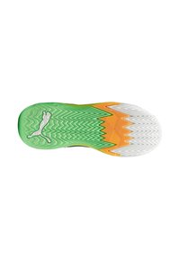 Suola della scarpa con un gradiente che va dal verde al giallo, caratterizzata da intricati motivi a zig-zag e esagonali; punta bianca con il logo Puma.