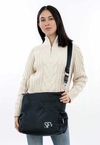 Borsa a tracolla nera con superficie texturizzata, accessori in metallo argenteo e logo. Cinghia regolabile, design compatto, adatta per l'uso quotidiano.