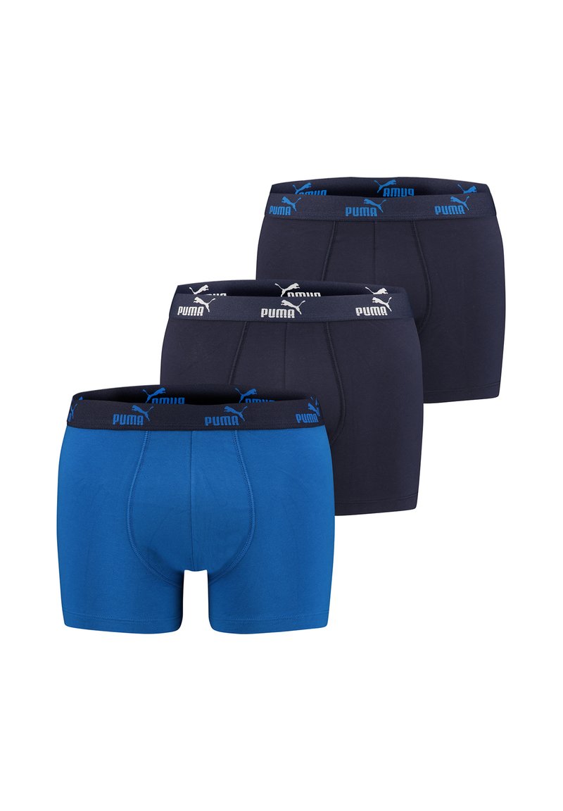 Puma-Boxershorts im Dreierpack: eine blaue und zwei dunkelblaue, mit elastischen Taillenbändern und blauem Puma-Branding sowie einer glatten Textur.
