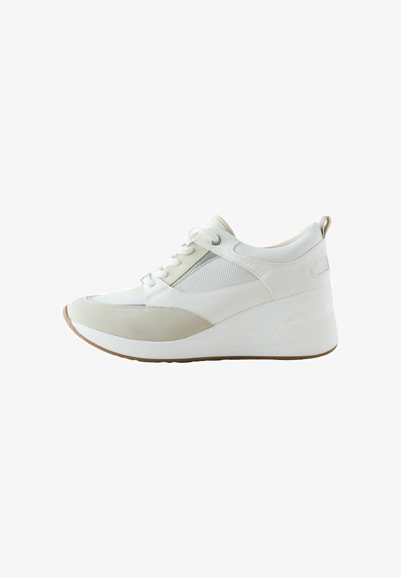 Baskets compensées blanches avec fermeture à lacets sur le devant, panneau latéral en mesh, bout en daim beige et semelle en caoutchouc marron.