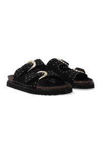 Zwarte suede sandalen met twee grote gespen, gestifte accenten en een kurken zool. Open teen ontwerp met een getextureerde afwerking en een platte zool.