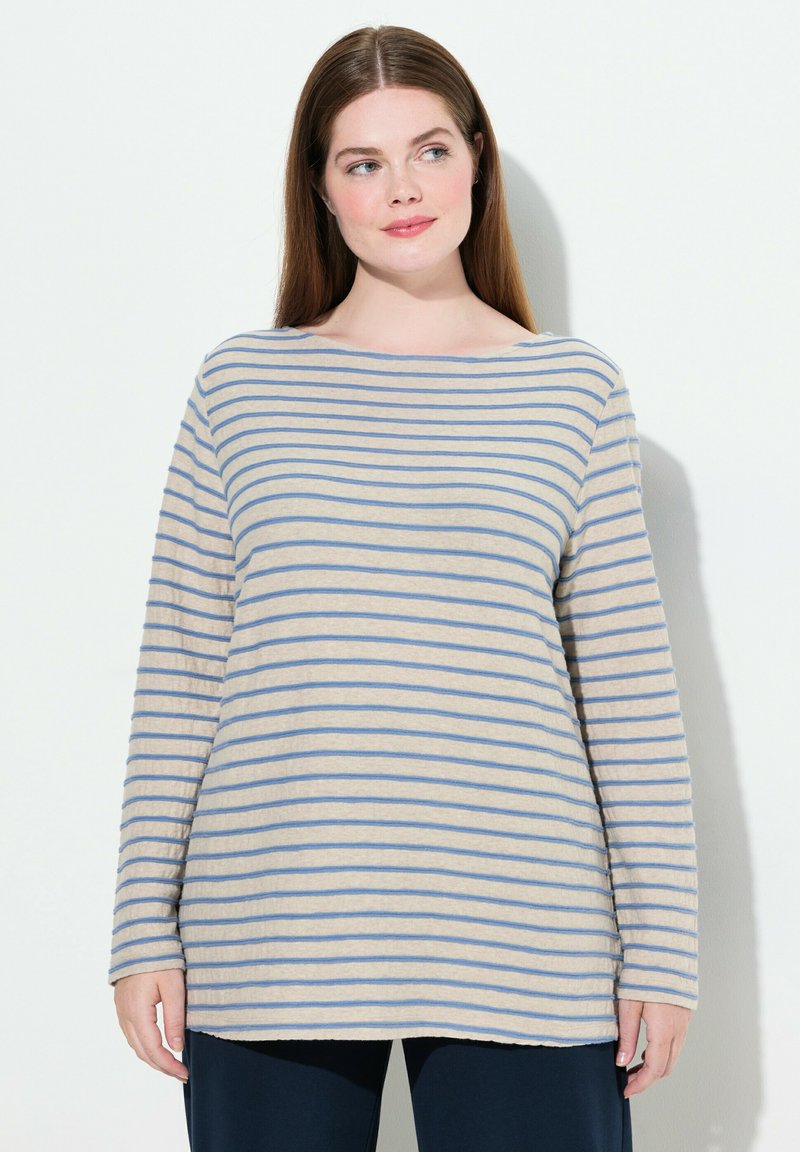 Gestreiftes Langarmoberteil in Beige mit blauen Streifen, mit weitem Ausschnitt und lockerer Passform, hergestellt aus einem weichen, strukturierten Stoff.