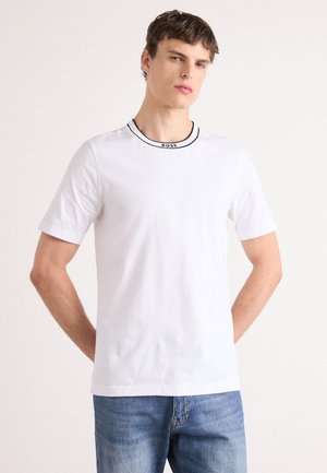 Weißes T-Shirt mit kurzen Ärmeln aus Baumwolle, mit einem schwarz abgesetzten Rundhalsausschnitt und einem "BOSS"-Logo-Detail. Minimalistisches Design mit lässigem Schnitt.