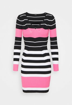 Robe en maille à manches longues avec col en V, rayures horizontales noires, blanches et roses, silhouette ajustée, texture côtelée.