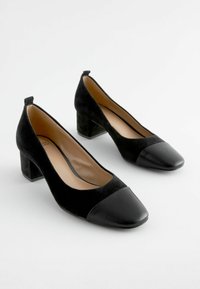 Next FOREVER COMFORT LOW BLOCK REGULAR WIDE FIT - Klassikalised kontsakingad - black toe cap