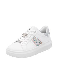 Sneaker bianco con accento in tessuto colorato maculato, occhielli in argento e ciondolo a forma di libellula sui lacci. Presenta una suola bianca spessa.