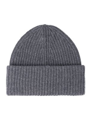 Bonnet en tricot gris avec une texture côtelée et un revers replié. Fait de matériau doux, il a un dessus arrondi et mesure environ 25 cm de hauteur.