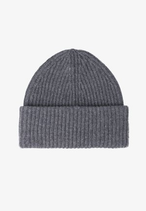 Grijze gebreide beanie met ribbelstructuur en omgeslagen rand. Gemaakt van zacht materiaal, heeft het een rond bovenstuk en is ongeveer 25 cm hoog.