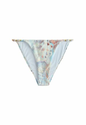 Bikinislip einer Frau mit pastellfarbenem Muschel- und Korallenmuster, goldenen Perlendetails an den Seiten, auf weißem Hintergrund.