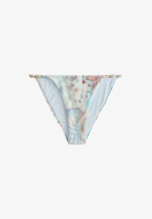 Bikinislip einer Frau mit pastellfarbenem Muschel- und Korallenmuster, goldenen Perlendetails an den Seiten, auf weißem Hintergrund.