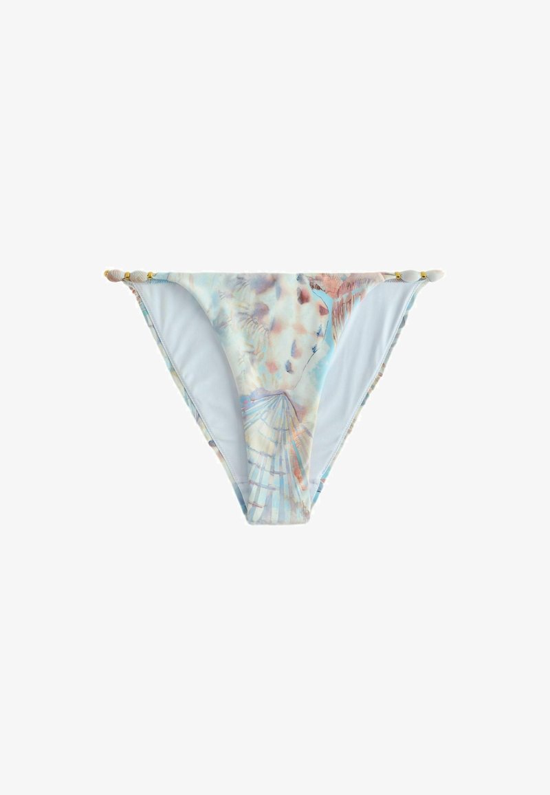Bas de bikini pour femme avec imprimé coquillages et coraux pastel, détails en perles dorées sur les côtés, sur fond blanc.