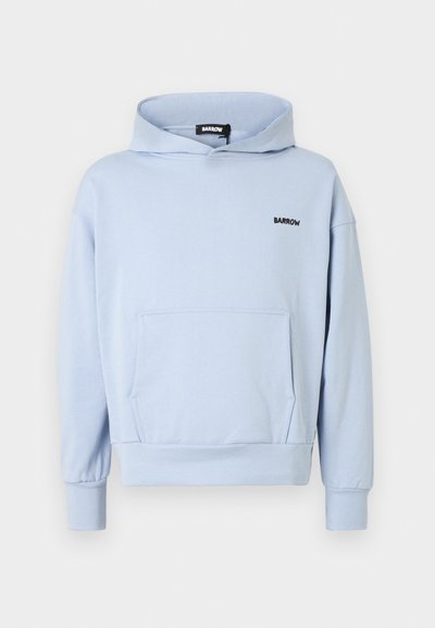 Sudadera con capucha de color azul claro, con un bolsillo frontal, puños de canalé y un pequeño logotipo negro "BARROW" en el pecho. Textura de tela suave.