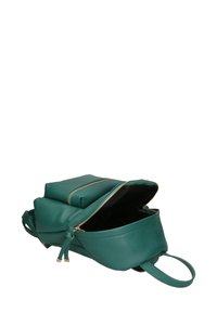 Zaino in pelle teal con una superficie liscia, doppie cerniere e una maniglia prominente sulla parte superiore. Presenta un ampio interno con fodera nera.