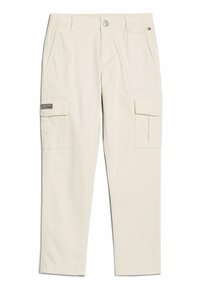 Pantaloni cargo beige in cotone, dotati di multiple tasche, chiusura con bottone e etichetta del marchio sulla coscia sinistra.