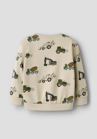 Beige børnesweatshirt med grønne og hvide tryk af entreprenørmaskiner, herunder gravemaskiner, traktorer og cementblandere.
