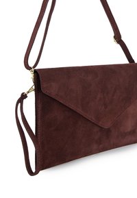 Bordeauxfarbenes Wildleder-Umhängetäschchen mit Klappe, goldenen Beschlägen und verstellbarem Riemen. Glatte Textur mit sichtbaren Steppnähten.