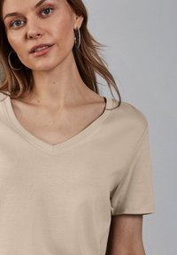 Street One V-NECK - Jednoduché tričko - beige