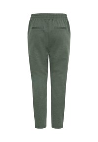 Zelené jogger kalhoty vyrobené z měkkého materiálu, s elastickým pasem, dvěma zadními kapsami a zúženým střihem nohavic.