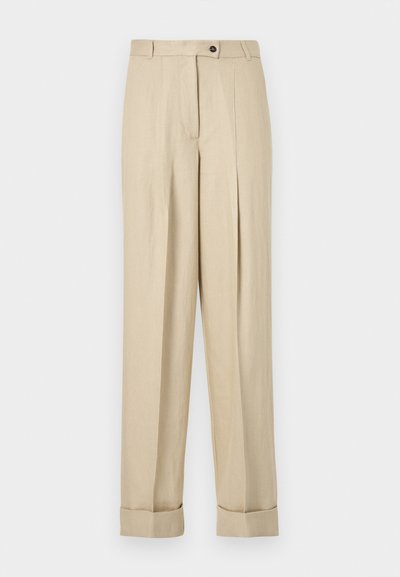 Pantalon beige taille haute, coupé sur mesure, avec plis devant, fermeture par bouton, passants pour ceinture, ourlets retroussés et texture discrète en chevrons.