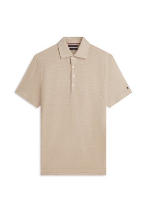 Beige Poloshirt mit kurzen Ärmeln, vier Knöpfen, klassischem Kragen, dezenter Textur und kleinem Logo auf dem linken Ärmel.