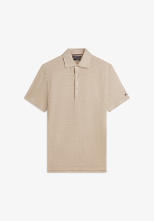 Beige Poloshirt mit kurzen Ärmeln, vier Knöpfen, klassischem Kragen, dezenter Textur und kleinem Logo auf dem linken Ärmel.