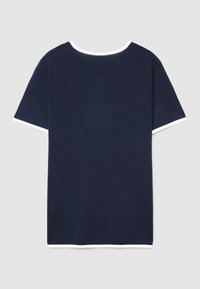 Marineblaues T-Shirt mit rundem Ausschnitt und weißem Besatz. Kurze Ärmel und schlichtes, einfarbiges Design aus strukturiertem Stoff. Rückansicht gezeigt.