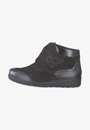 Schwarze Knöchelstiefel aus Wildleder mit synthetischen Akzenten. Verfügt über einen Klettverschluss und ein dekoratives Nieten-Design. Runde Zehenform und Gummisohle.